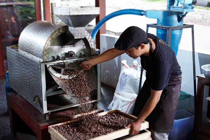 A staff member from Pod Chocolate in Bali.