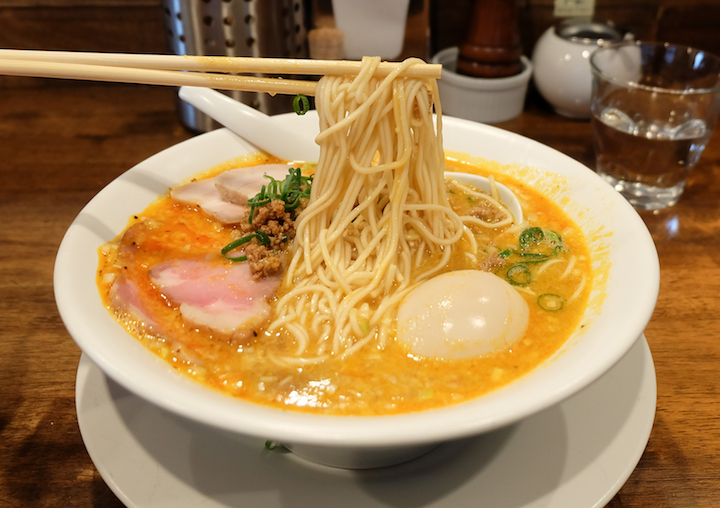 創作麺工房鳴龍以富芝麻香氣的擔擔麵聞名。