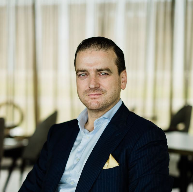 https://robert-parker-michelin-sg-prod.s3.amazonaws.com/media/image/2017/12/25/1c0613ee11304c5ca37aad7890aa1309_ilLido-Group-Restaurateur-Beppe-De-Vito.jpg