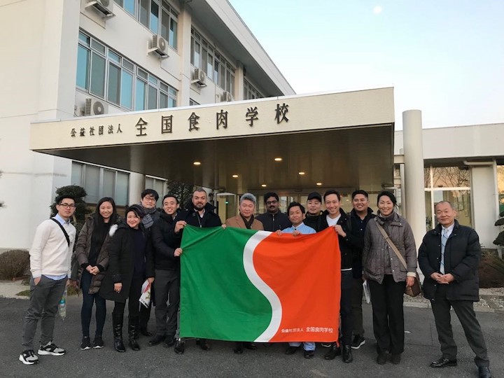 Andre Huber (右四)與來自美國、台灣和印尼的「同學」於位於群馬縣的「全國食肉學校」合照。